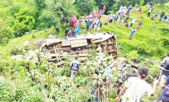 बारामा बस दुर्घटना हुँदा १८ जना घाइते